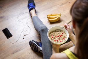 female athlete eating overnight oats